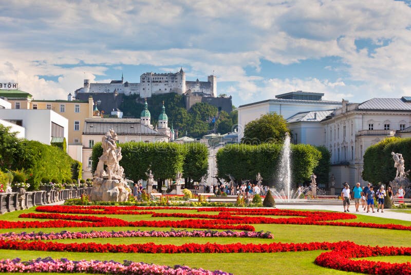 Beroemde Mirabell-Tuinmening in Salzburg, Oostenrijk royalty-vrije stock foto Beroemde Mirabell-Tuinmening in Salzburg, Oostenrijk royalty-vrije stock foto
