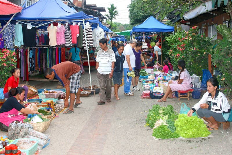 Bekende ochtendmarkt en vrouwelijke verkopers in Luang Prabang, Laos stock fotografie