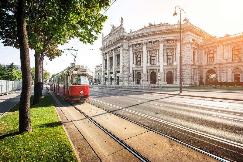 Beroemde Ringstrasse met tram in Wenen, Oostenrijk