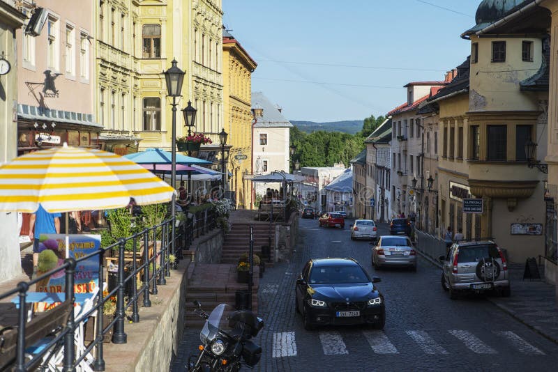 Beroemde straat in Banska Stiavnica, Slowakije stock afbeeldingen Beroemde straat in Banska Stiavnica, Slowakije stock afbeeldingen