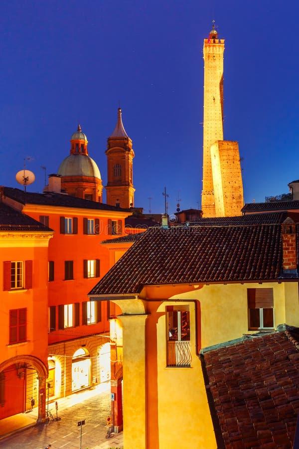 Beroemde Twee Torens van Bologna bij nacht, Italië royalty-vrije stock afbeeldingen Beroemde Twee Torens van Bologna bij nacht, Italië royalty-vrije stock afbeeldingen