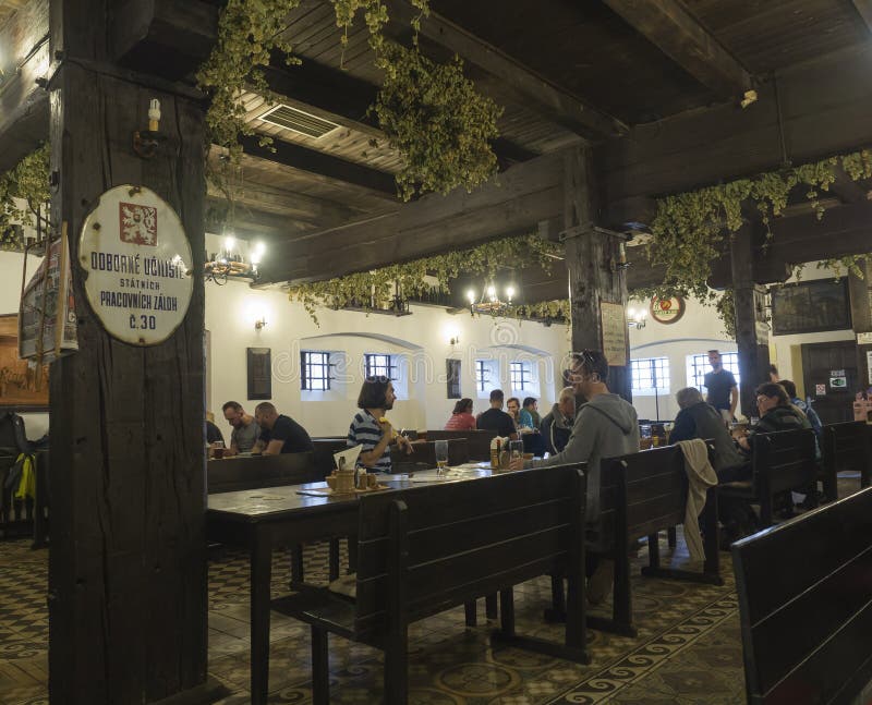 Beroun, Rep?blica Checa, el 23 de marzo de 2019: El interior del pub tradicional r?stico viejo de la cervecer?a llam? Berounsky m fotos de archivo Beroun, Rep?blica Checa, el 23 de marzo de 2019: El interior del pub tradicional r?stico viejo de la cervecer?a llam? Berounsky m fotos de archivo