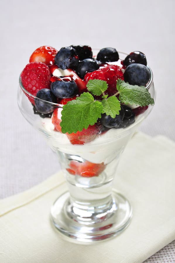 Berrues mit Schlagsahne stockbild. Bild von sahne, frisch - 25000815 Berrues mit Schlagsahne stockbild. Bild von sahne, frisch - 25000815