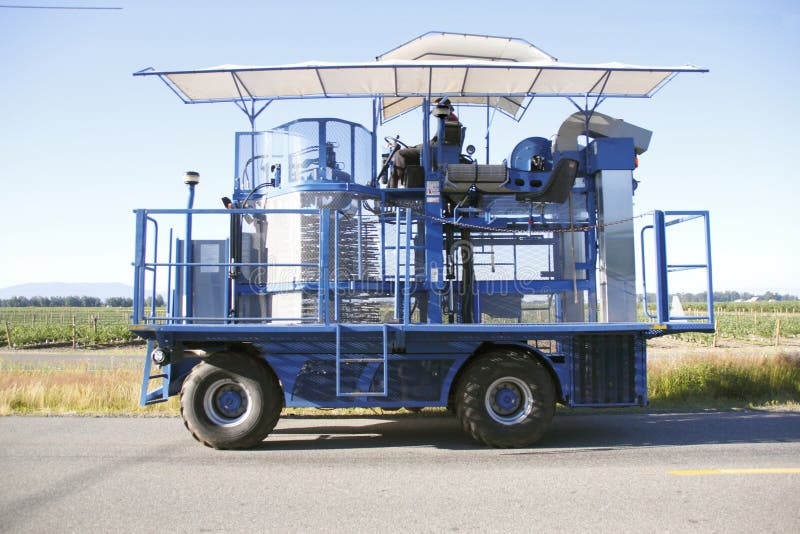 Berry Picking Vehicle Bei Dem Transport Stockfoto Bild von ansicht