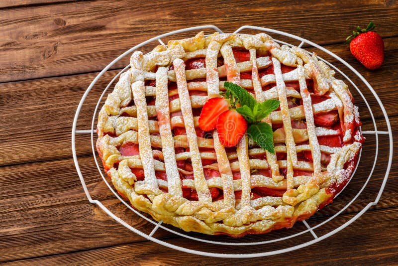 Berry Pie Tarte de fraise sur la table en bois rustique photo libre de droits Berry Pie Tarte de fraise sur la table en bois rustique photo libre de droits