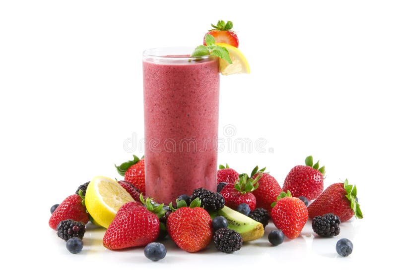 Sklenici berry smoothie je obklopen čerstvým ovocem.