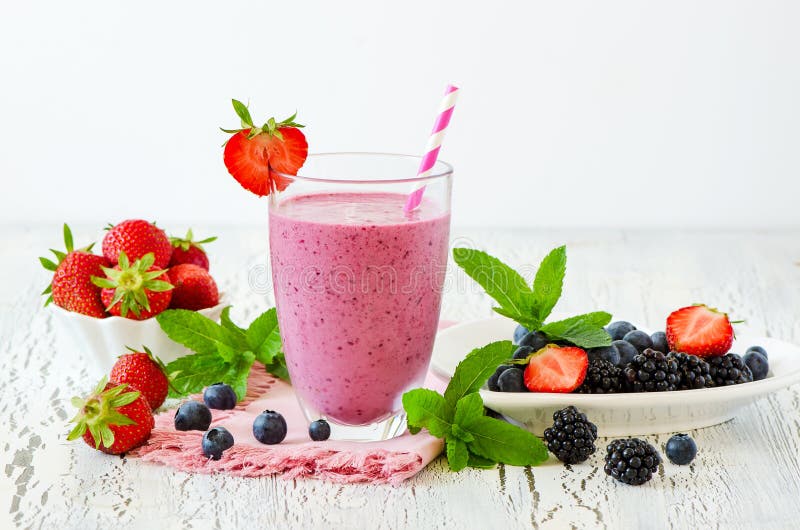 Berry smoothie, healthy summer detox yogurt drink, diet or vegan stock photography Berry smoothie, healthy summer detox yogurt drink, diet or vegan stock photography