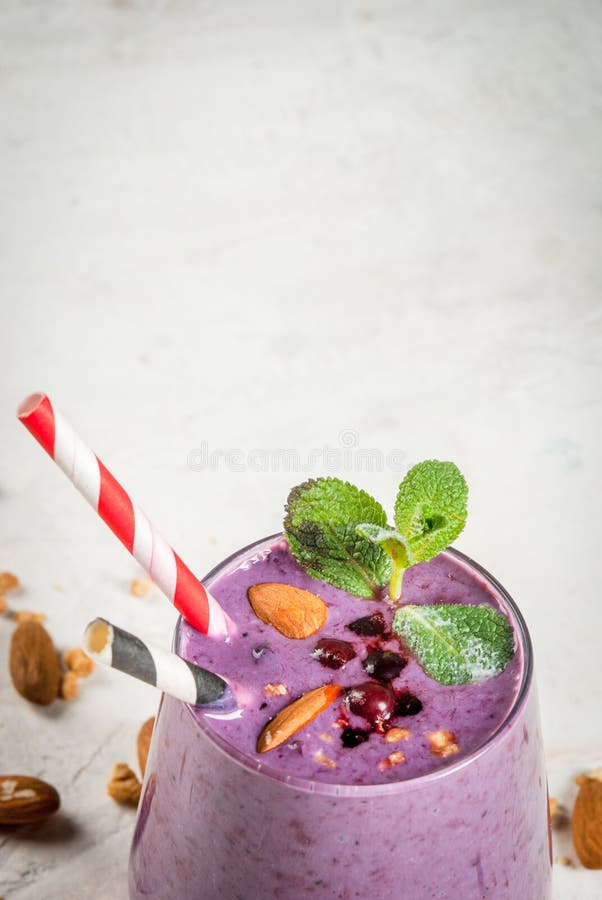 Berry smoothies with granola