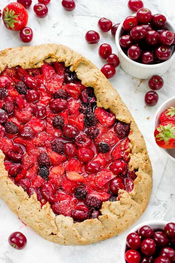 Berry Tart Galeta dietetico della segale con le bacche di estate Torta con lo streptococco fotografia stock libera da diritti Berry Tart Galeta dietetico della segale con le bacche di estate Torta con lo streptococco fotografia stock libera da diritti