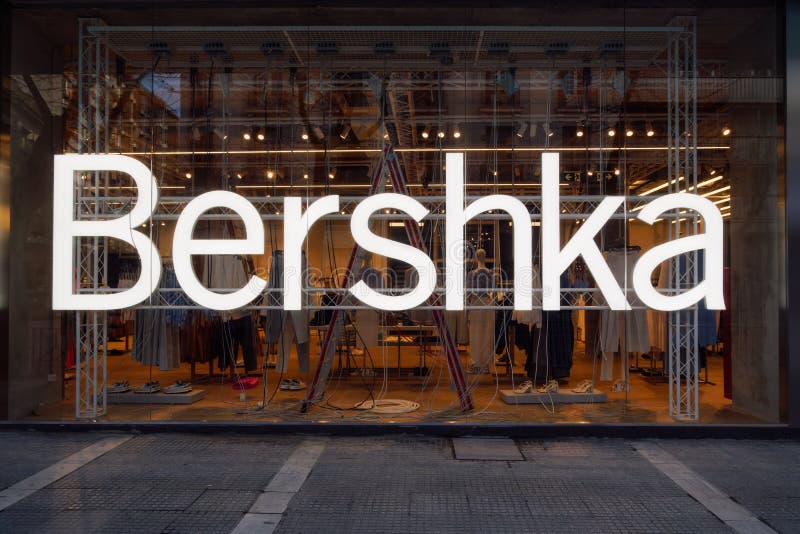 Bershka Exterior De La Tienda Con Logotipo. Imagen editorial - Imagen ...