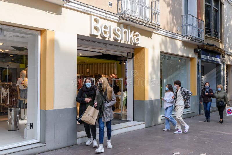 Bershka Shop Parte Del Grupo Inditex En El Centro La Ciudad De Sabadell Fotografía editorial - Imagen de editorial, manera: 217081537