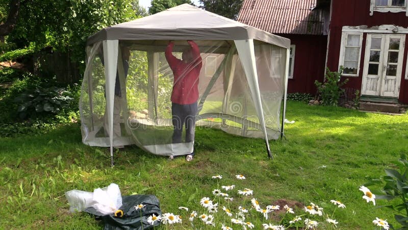 Berså För Tältet För Folkbilagan Förtjänar Den Skyddande I Berså För Tältet För Folkbilagan Förtjänar Den Skyddande I