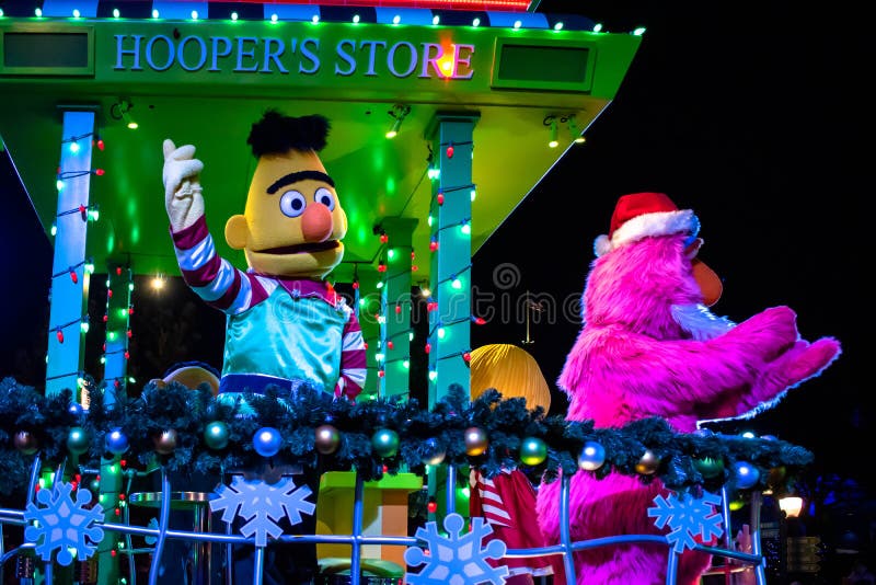 Bert e Telly Monster na Parada de Natal da Rua Sesame no Seaworld 2 imagens de stock Bert e Telly Monster na Parada de Natal da Rua Sesame no Seaworld 2 imagens de stock