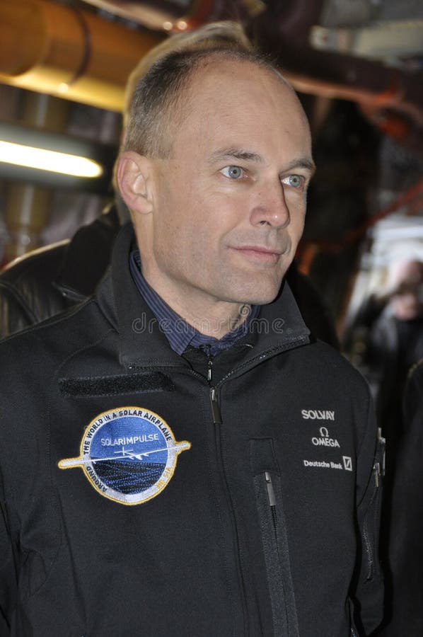 Bertrand Piccard Solar Impulse sta esaminando un prova-volo nuovissimo di Airbus A-380 fotografia stock Bertrand Piccard Solar Impulse sta esaminando un prova-volo nuovissimo di Airbus A-380 fotografia stock