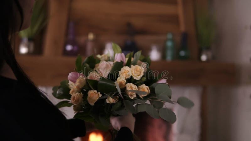 Berufs- Frauen-Blumen- Künstler, Florist, der schönen Blumenstrauß von Rosen, Tulpen in den Pastell-coloures an der Werkstatt häl stock footage Berufs- Frauen-Blumen- Künstler, Florist, der schönen Blumenstrauß von Rosen, Tulpen in den Pastell-coloures an der Werkstatt häl stock footage