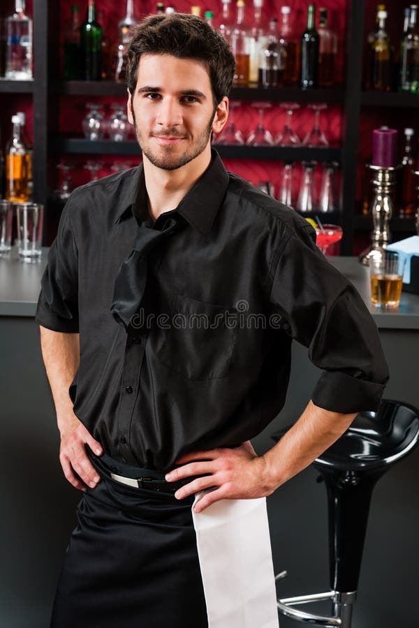 Berufsbarkellner im schwarzen stehenden Stab lizenzfreies stockfoto Berufsbarkellner im schwarzen stehenden Stab lizenzfreies stockfoto