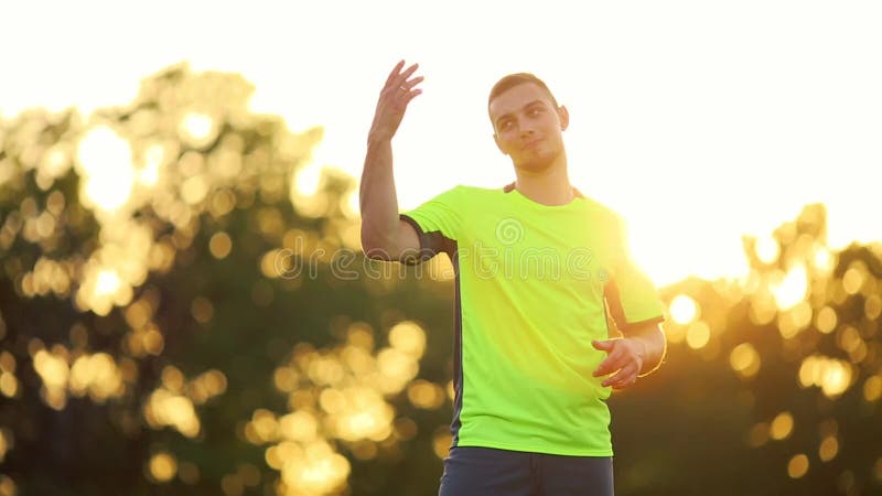 Berufsfußballspieler, der springt, um voranzugehen