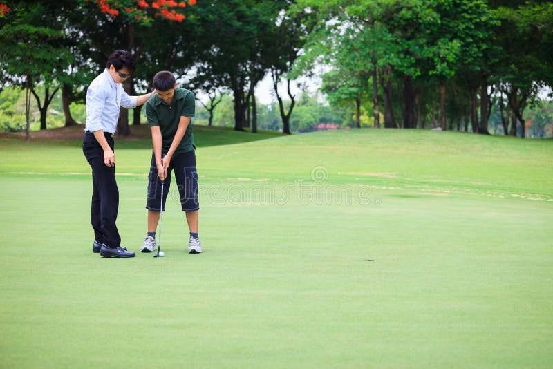 Berufsgolfspieler, der unterrichtet, um Golf zu spielen stockfotos Berufsgolfspieler, der unterrichtet, um Golf zu spielen stockfotos