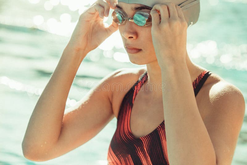 Berufsschwimmer bereit zu schwimmendem Training lizenzfreies stockbild Berufsschwimmer bereit zu schwimmendem Training lizenzfreies stockbild