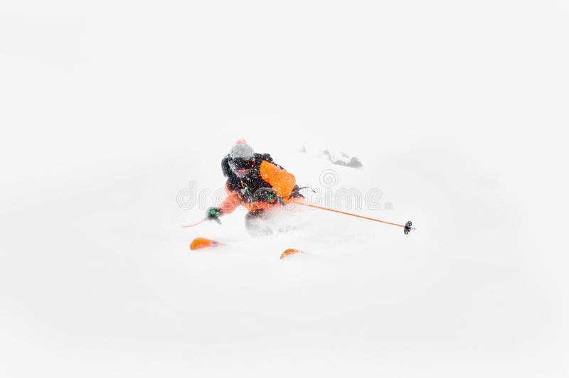 Berufsskifahrerathletenfahrten aus tiefem Schnee heraus bei der Ausführung eines Ski fahrenden Tricks in einem Schneesturm Die Wi lizenzfreie stockfotos Berufsskifahrerathletenfahrten aus tiefem Schnee heraus bei der Ausführung eines Ski fahrenden Tricks in einem Schneesturm Die Wi lizenzfreie stockfotos