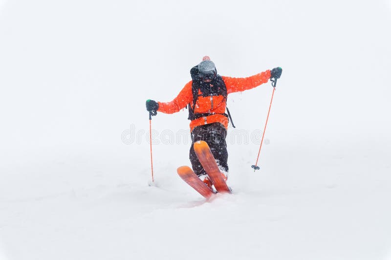Berufsskifahrerathletenfahrten aus tiefem Schnee heraus bei der Ausführung eines Ski fahrenden Tricks in einem Schneesturm Die Wi lizenzfreie stockfotos Berufsskifahrerathletenfahrten aus tiefem Schnee heraus bei der Ausführung eines Ski fahrenden Tricks in einem Schneesturm Die Wi lizenzfreie stockfotos