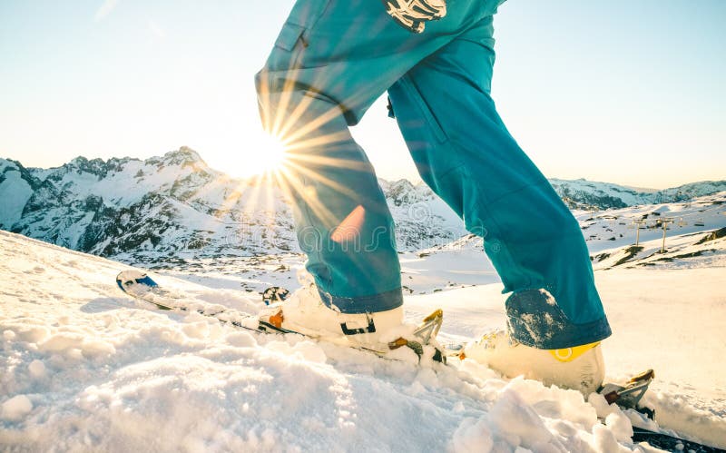Berufsskifahrerbein bei Sonnenuntergang auf Skifahrensteigungshöhenkurort lizenzfreies stockbild Berufsskifahrerbein bei Sonnenuntergang auf Skifahrensteigungshöhenkurort lizenzfreies stockbild
