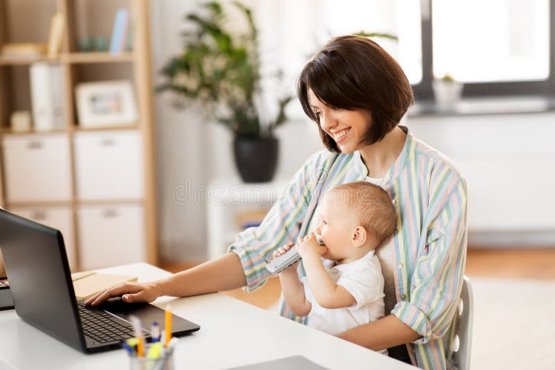 Berufst? tige Mutter mit Baby und Laptop zu Hause stockfotografie