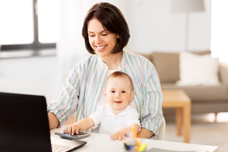 Berufst? tige Mutter mit Baby und Laptop zu Hause stockfotos