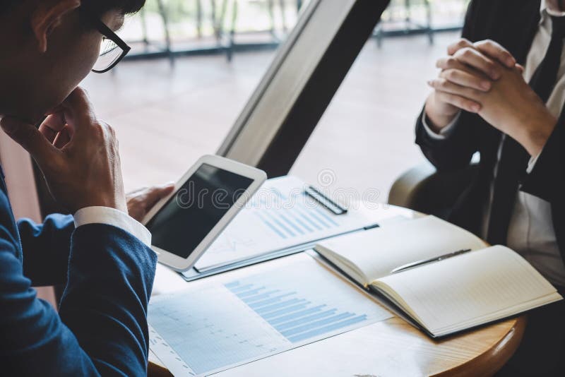 Berufsteilhaberteam, das auf Sitzung zur analysierenden Darstellungsplanungs-Investitionsvorhabenfunktion sich bespricht und stockbild Berufsteilhaberteam, das auf Sitzung zur analysierenden Darstellungsplanungs-Investitionsvorhabenfunktion sich bespricht und stockbild