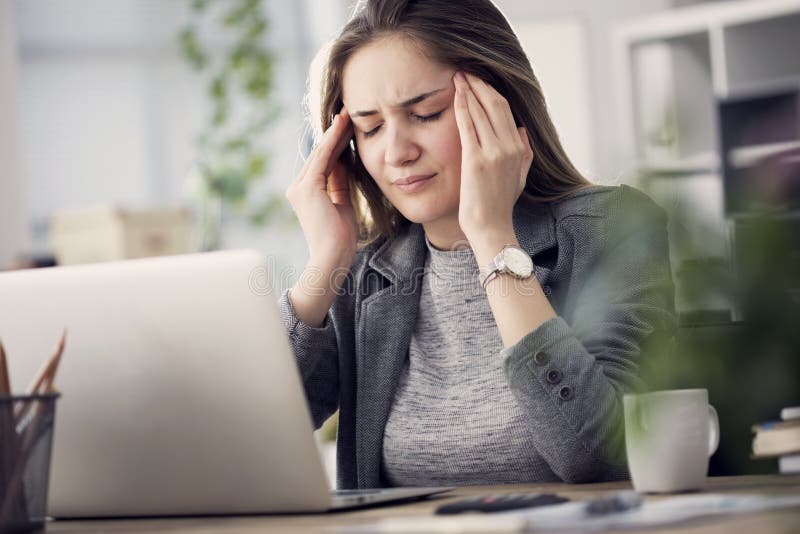 Berufstätige Frau haben Kopfschmerzen