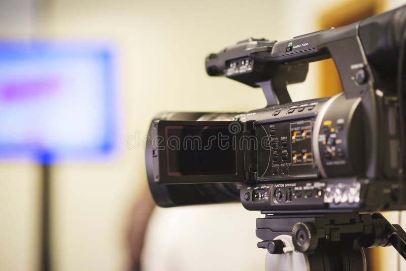 Berufsvideokamera brachte an einem Stativ an, um Video während einer Pressekonferenz, ein Ereignis, eine Sitzung zu notieren von