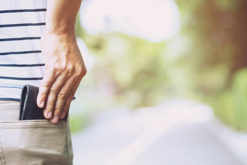 ?berzeugter Mann, der im Safe h?lt Ihre Geldb?rse in der Ges??tasche aufwirft lizenzfreie stockfotografie ?berzeugter Mann, der im Safe h?lt Ihre Geldb?rse in der Ges??tasche aufwirft lizenzfreie stockfotografie