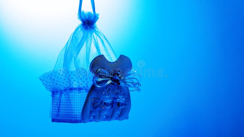 Berço de boneca de Souvenir para uma criança num fundo azul Letra bebê O conceito de sono tranquilo e sonho de bebê Copyspace fotografia de stock royalty free Berço de boneca de Souvenir para uma criança num fundo azul Letra bebê O conceito de sono tranquilo e sonho de bebê Copyspace fotografia de stock royalty free