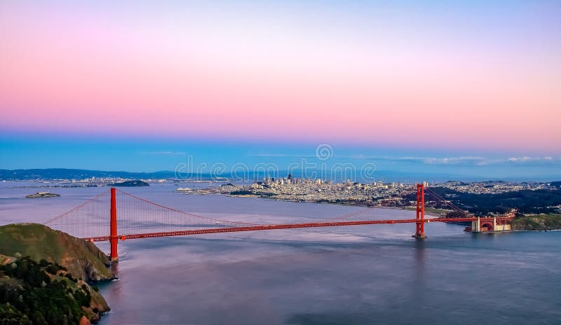 Berömd Golden gate bridge sikt från Marin Headlands på solnedgång, S arkivfoto Berömd Golden gate bridge sikt från Marin Headlands på solnedgång, S arkivfoto
