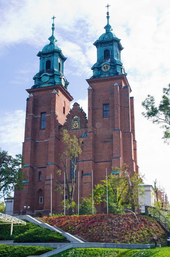 Berömd kyrka i Gniezno, Polen fotografering för bildbyråer Berömd kyrka i Gniezno, Polen fotografering för bildbyråer
