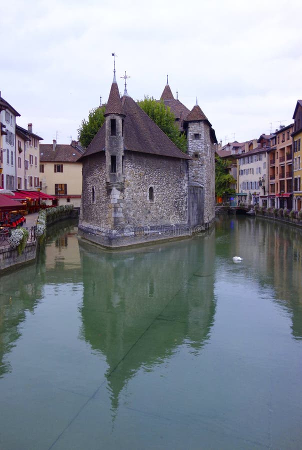 Berömda Palais de l'Isle i Annecy, Frankrike royaltyfri bild Berömda Palais de l'Isle i Annecy, Frankrike royaltyfri bild