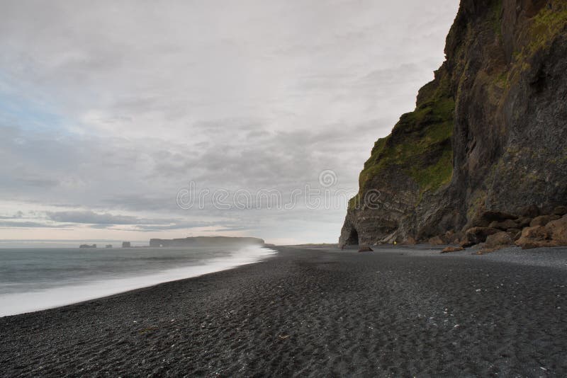 Berömda Reynisdrangar vaggar bildande på den svarta Reynisfjara stranden royaltyfria foton Berömda Reynisdrangar vaggar bildande på den svarta Reynisfjara stranden royaltyfria foton