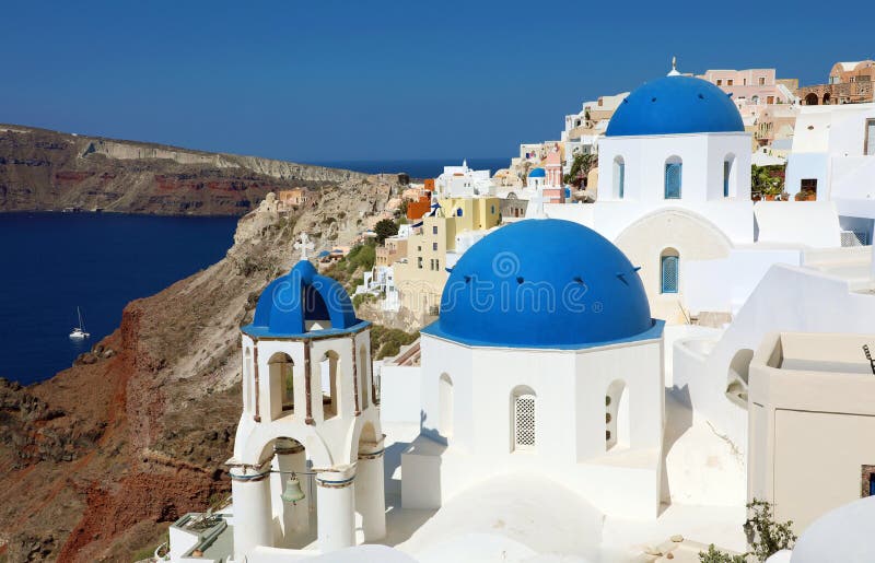 Berühmte blaue Hauben Santorini des weißen Dorfs Oia mit dem Vulkankessel bedeckt durch blaues Meer, Mittelmeer, Griechenland lizenzfreies stockbild Berühmte blaue Hauben Santorini des weißen Dorfs Oia mit dem Vulkankessel bedeckt durch blaues Meer, Mittelmeer, Griechenland lizenzfreies stockbild