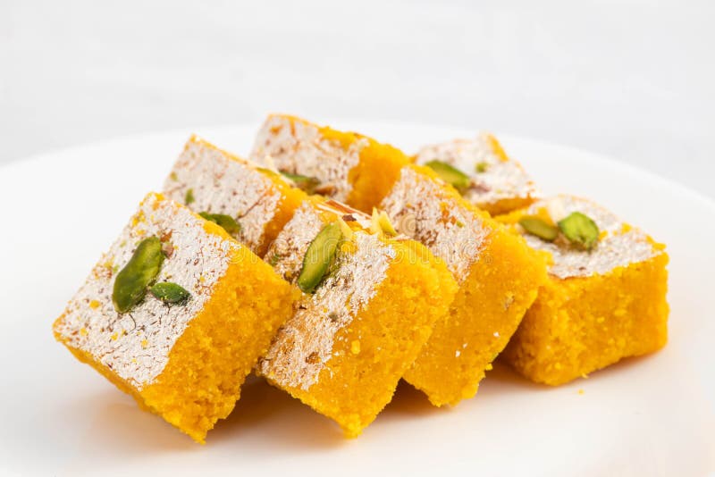 Berühmte indische mithai meetha Mung daal barfi oder moong dal burfi barfee aus gelbem Grammmehl in desi ghee gemischt mit mawa stockfotos