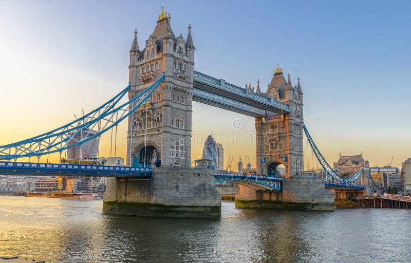 Berühmte Turm-Brücke bei Sonnenuntergang, London, England