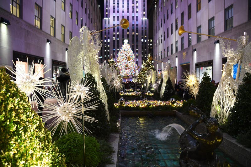 Berühmte Weihnachtsdekoration mit Engeln und Weihnachtsbaum - Rockefeller Center lizenzfreie stockbilder Berühmte Weihnachtsdekoration mit Engeln und Weihnachtsbaum - Rockefeller Center lizenzfreie stockbilder