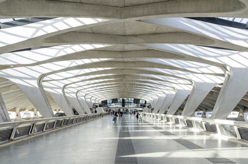 Berühmter Bahnhofs-Marksteininnenraum Lyon-Flughafen tgv in fra lizenzfreie stockbilder Berühmter Bahnhofs-Marksteininnenraum Lyon-Flughafen tgv in fra lizenzfreie stockbilder