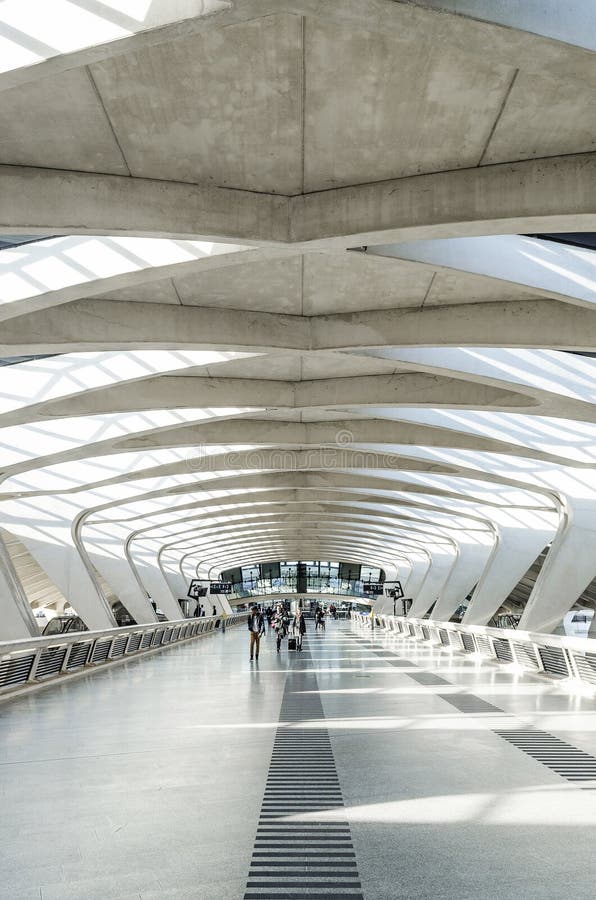 Berühmter Bahnhofs-Marksteininnenraum Lyon-Flughafen tgv in fra lizenzfreie stockfotos Berühmter Bahnhofs-Marksteininnenraum Lyon-Flughafen tgv in fra lizenzfreie stockfotos