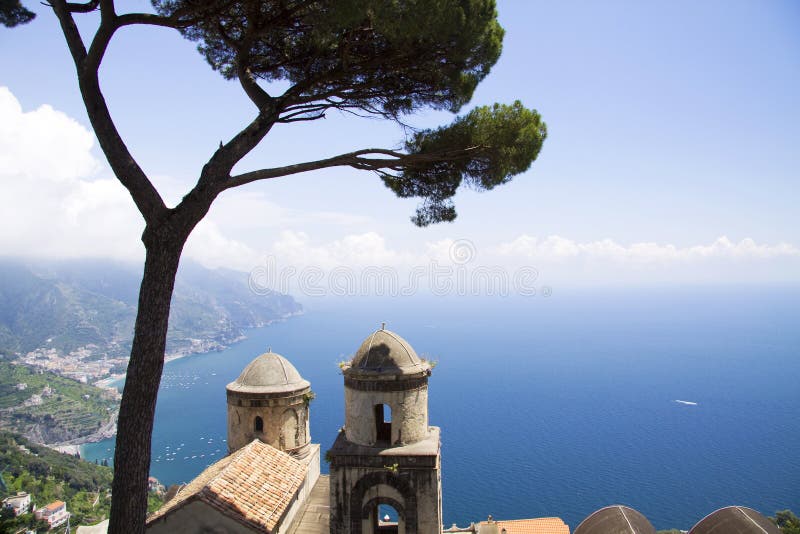 Berühmter Baum und Ravello lizenzfreie stockfotos Berühmter Baum und Ravello lizenzfreie stockfotos