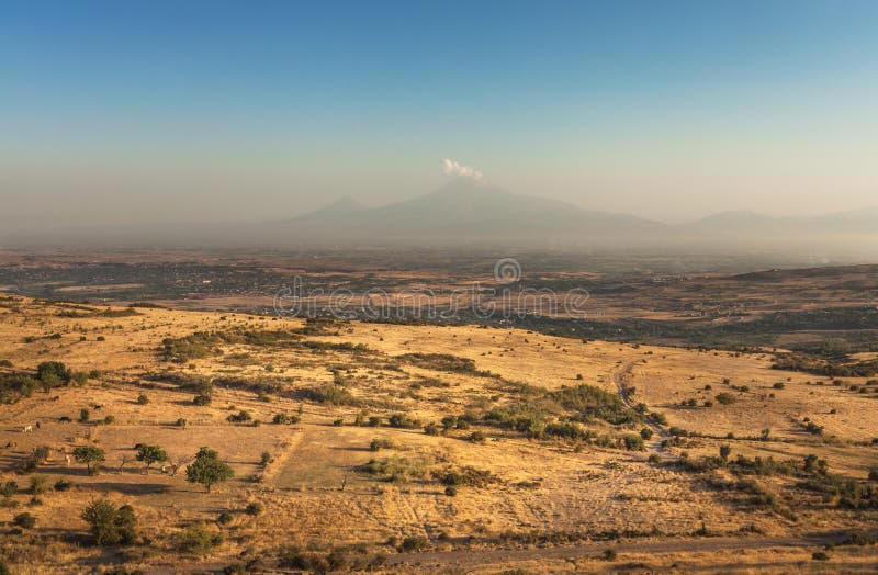 Berühmter biblischer Berg von Ararat und von beträchtlichen Feldern stockfotografie Berühmter biblischer Berg von Ararat und von beträchtlichen Feldern stockfotografie