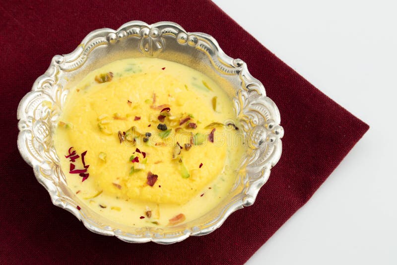 Berühmter indischer Mithai aus bengal rasmalai auch bekannt als rossomalai ras malai roshmolai rasamalei aus frischer Sauermilchpi stockbilder