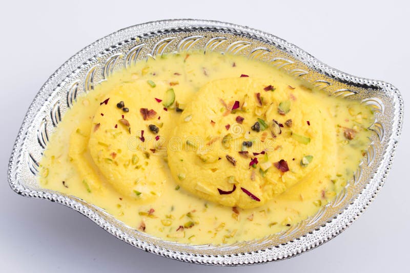 Berühmter indischer Mithai aus bengal rasmalai auch bekannt als rossomalai rasamalei ras malai roshmolai aus frischer Sauermilchpi lizenzfreie stockbilder