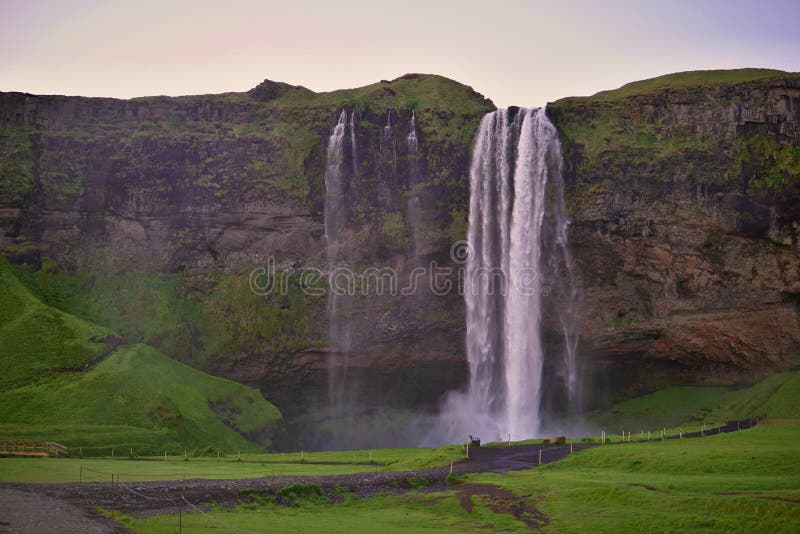 Berühmter isländischer Wasserfall Seljalandsfoss im Süd-Island stockfotos Berühmter isländischer Wasserfall Seljalandsfoss im Süd-Island stockfotos