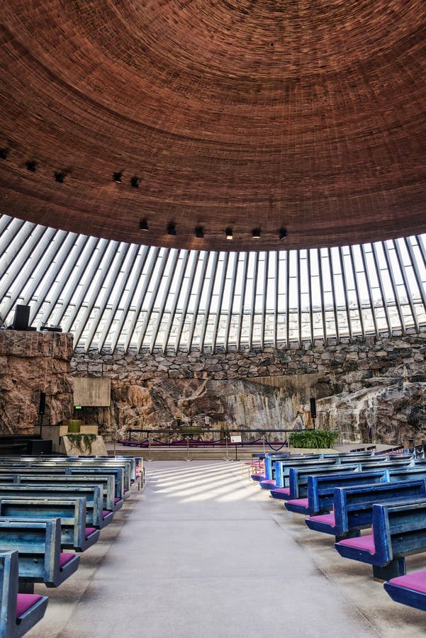 Berühmter Marksteininnenraum der Temppeliaukio-Felsenkirche in Helsinki f stockfotos Berühmter Marksteininnenraum der Temppeliaukio-Felsenkirche in Helsinki f stockfotos