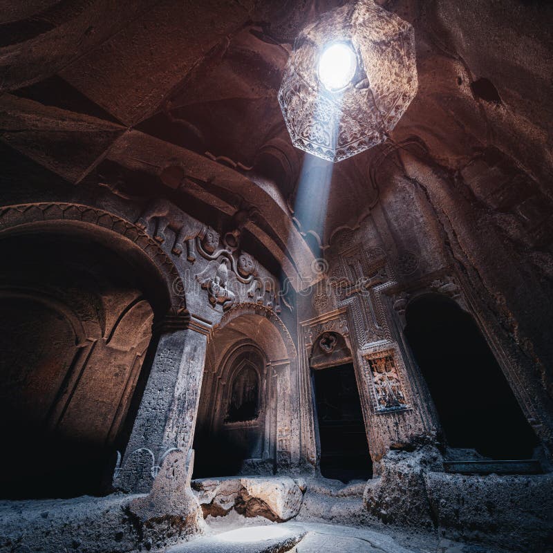 Berühmtes Geghard-Kloster und Kirche in den Felsen gehauen. Ein Lichtstrahl beleuchtet ein uraltes Basrelief. Innere des berühmten Gigarden Klosters und Kirche in den Felsen gehauen. Ein Lichtstrahl beleuchtet ein antikes Basrelief, das Löwen in der Halle darstellt